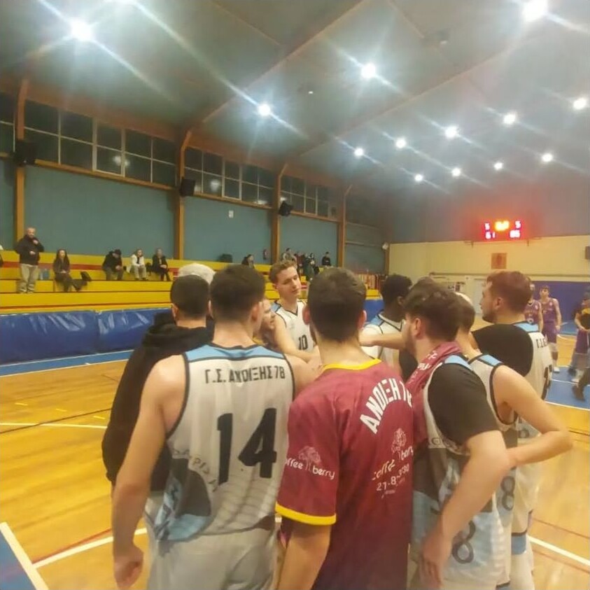 Παίκτες των ομάδων μαζί στο γήπεδο μετά τον αγώνα