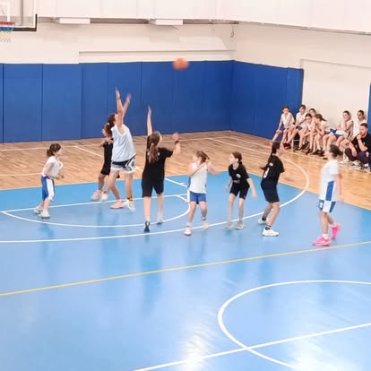 Κορίτσια αγωνίζονται για την μπάλα στο κλειστό γήπεδο