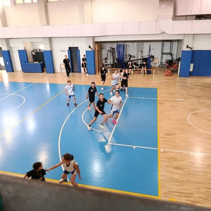 Κορίτσια παίζουν μπάσκετ σε αγωνιστική δράση