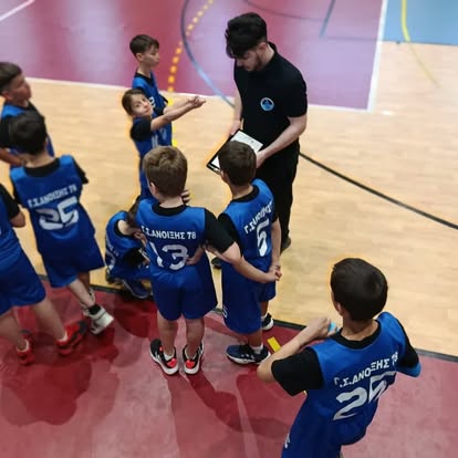 Μικρά παιδιά της Άνοιξης 78 ακούν τις οδηγίες του προπονητή
